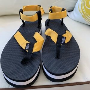 Yellow Flatform Teva’s
